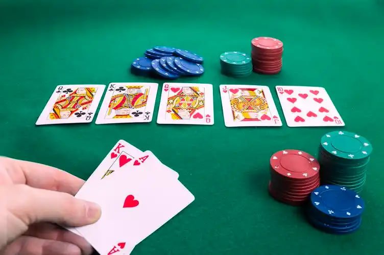 Tampilan lobby kasino qq8999 dengan berbagai meja live roulette dan blackjack tersedia
